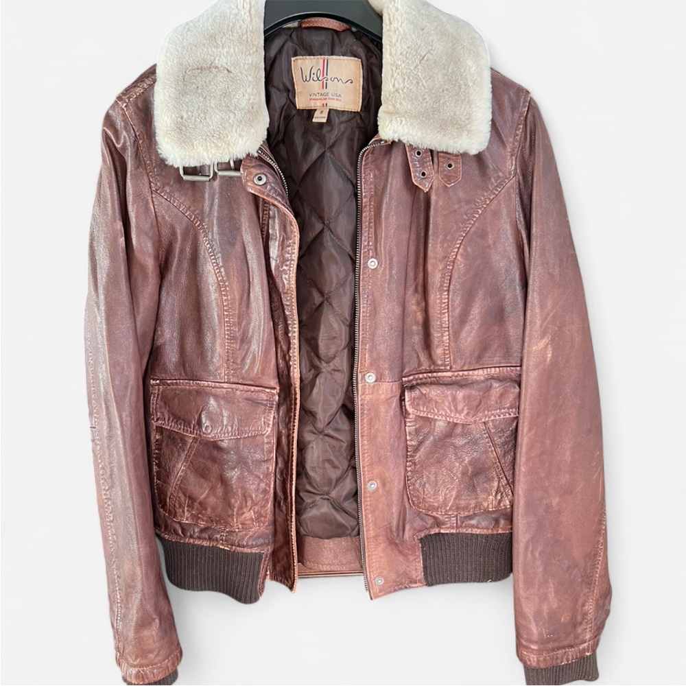 Vintage Wilson’s leather jacket with real lamb fur collar 
Women’s medium